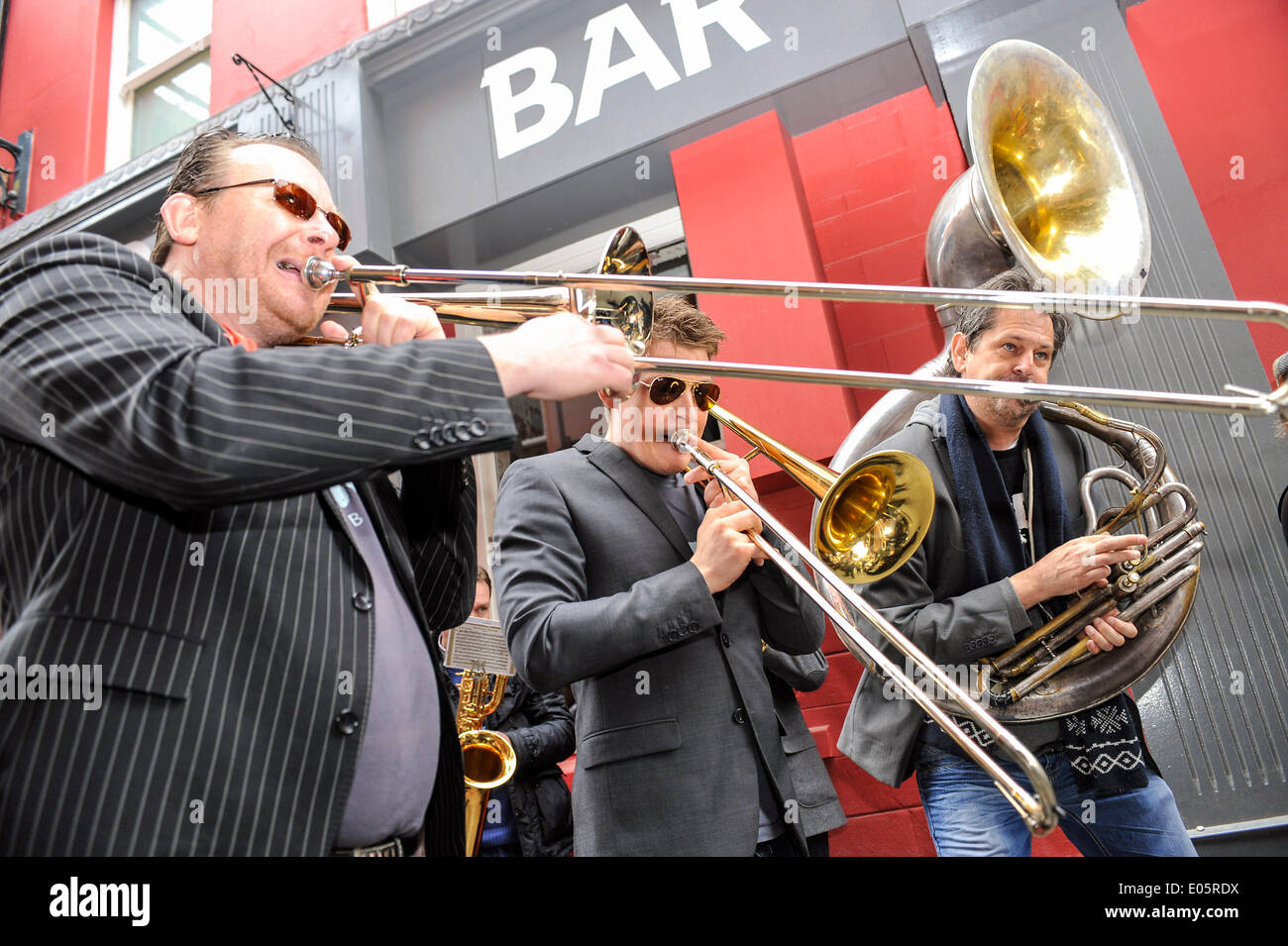 Derry, Londonderry, Nordirland. 3. May2014.  Zweite Linie Jazz Parade.  Mitglieder des niederländischen Jaydee jazz Band spielt auf einer New Orleans Stil zweiten Linie jazz Straße Besitz der Derry Jazz Festival-Wochenende. Vom linken Eelco Van Velzen (Posaune), Pepijin Zoon (Posaune) und Patrick Witberg (Sousaphon). Bildnachweis: George Sweeney/Alamy Live-Nachrichten Stockfoto