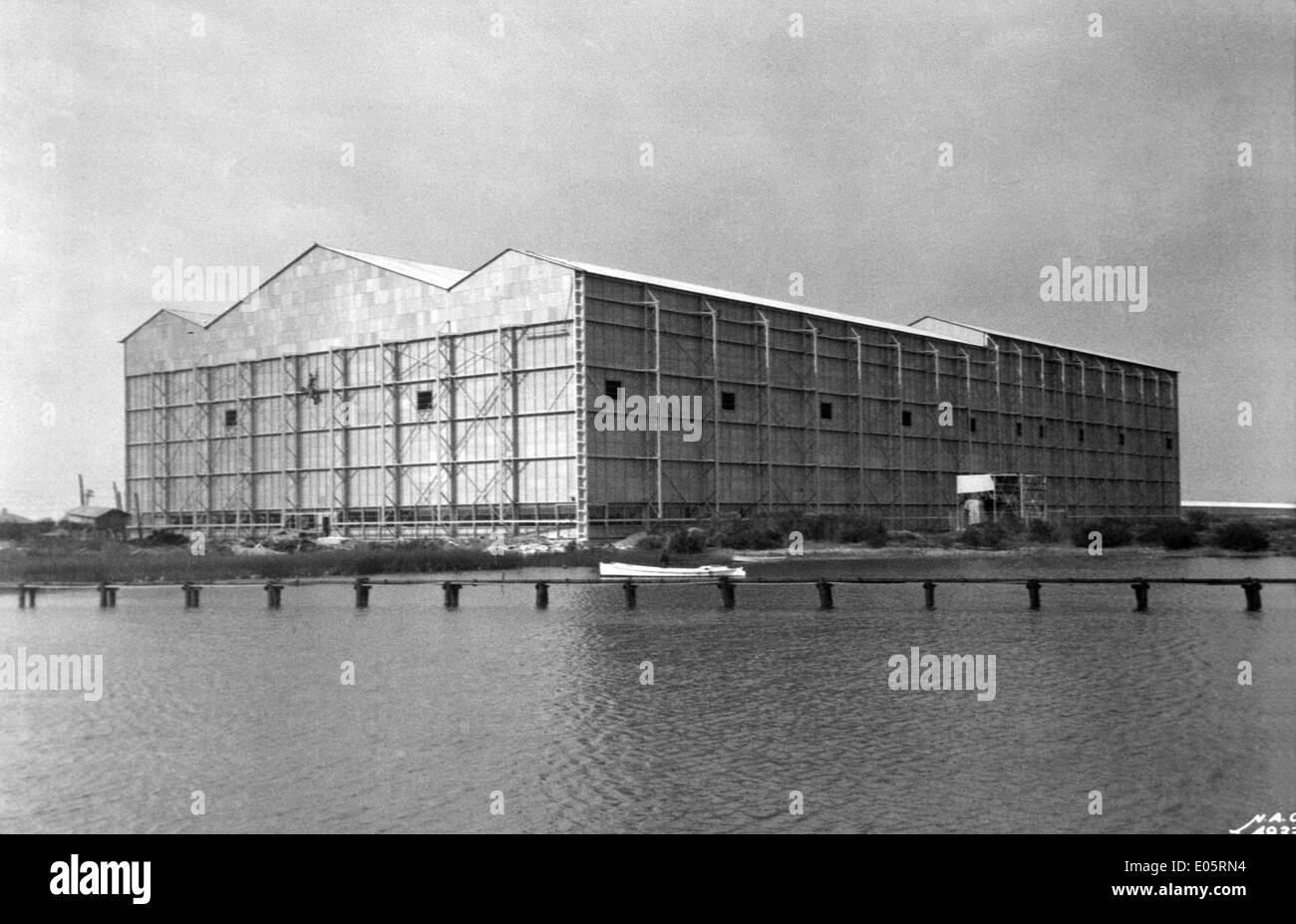 Ein Tunnel im Vollmaßstab, der für aerodynamische Tests verwendet wird, häufig in der Luft- und Raumfahrtforschung, liefert wertvolle Daten für die Konstruktion von Fahrzeugen und Raumfahrzeugen. Diese Tunnel simulieren realistische Flugbedingungen und ermöglichen es Ingenieuren, Luftstrom- und Druckschwankungen zu untersuchen. Stockfoto