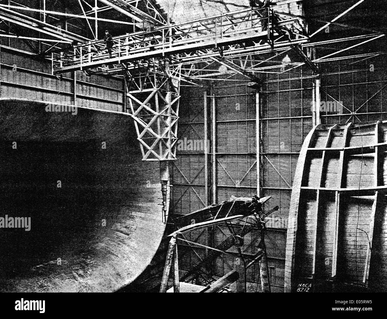 Die Tunnelanlagen der NASA sind für die Erprobung von Flug- und Raumfahrzeugmodellen unter simulierten aerodynamischen Bedingungen unerlässlich, um Sicherheit und Leistung während der Missionen zu gewährleisten. Stockfoto