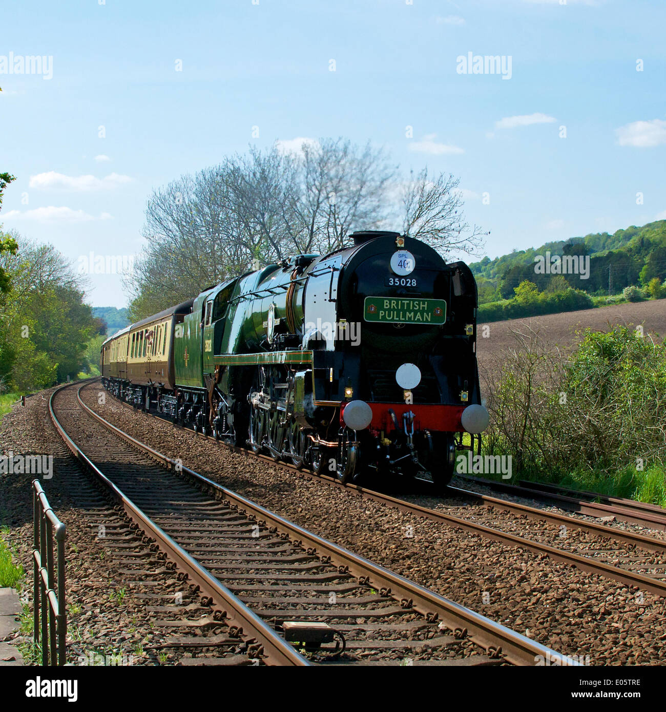 Brockham, Dorking, Surrey. Samstag, 3. Mai 2014. Die Belmond British Pullman VS Orient Express Steam Locomotive BR (S) Handelsmarine Clan Line Klasse 4-6-2 Nr. 35028 rast durch die Surrey Hills in Surrey, 1500hrs Samstag 3. Mai auf dem Weg nach London Victoria. Credit: Foto von Lindsay Constable / Alamy Live News Stockfoto