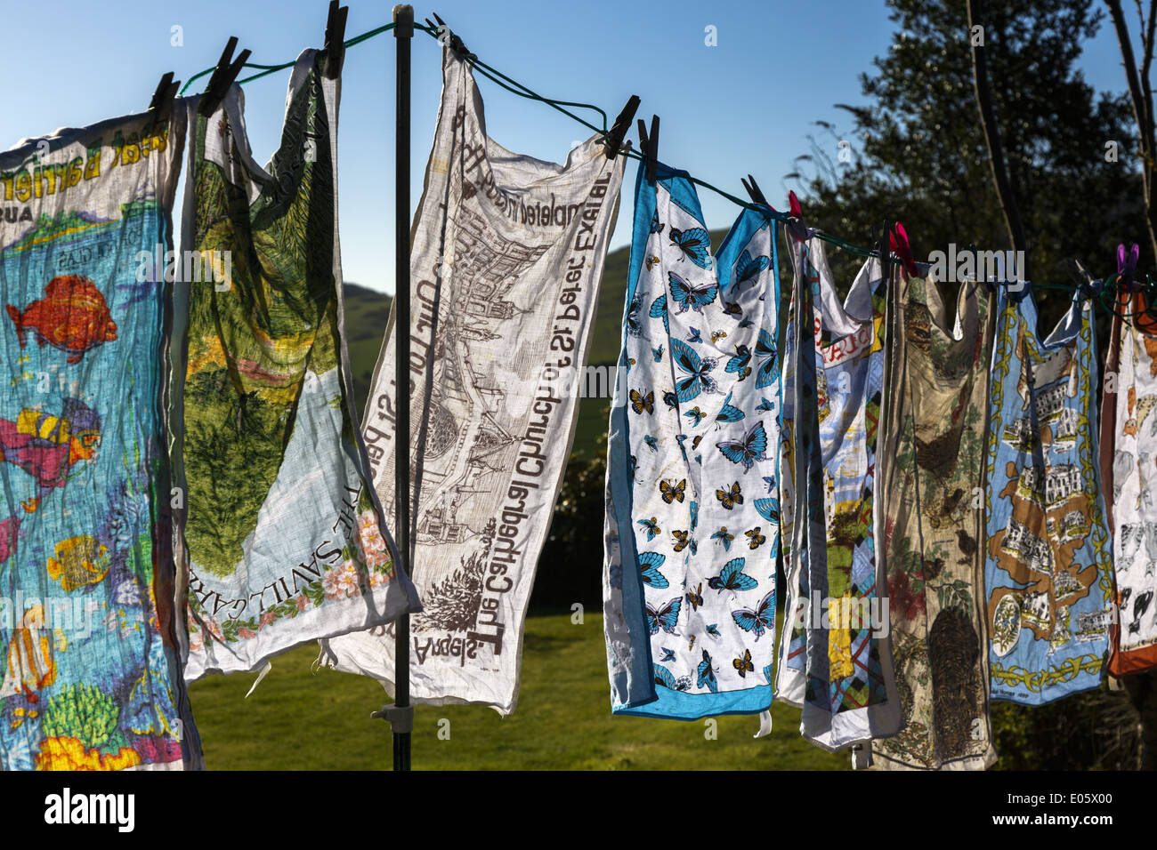 Bunte Tee-Tücher hängen ein Waschen Linie Hintergrundbeleuchtung von der Sonne Stockfoto