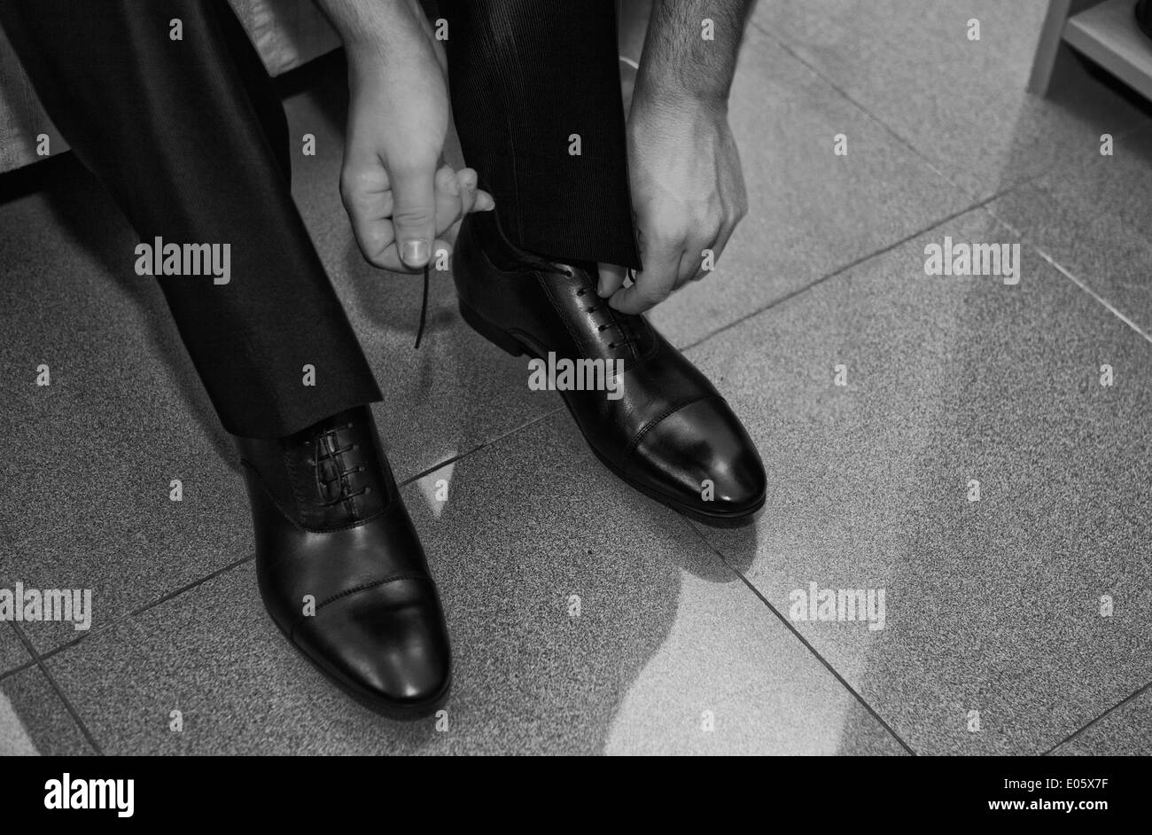 Hände des Mannes Schuhe Closeup vor Hochzeit Schnürung Stockfoto