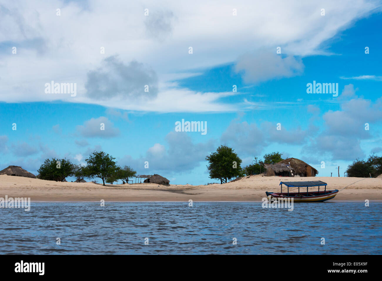 Boote und Sanddüne entlang des Flusses Preguicas, Bundesstaat Maranhao, Brasilien Stockfoto