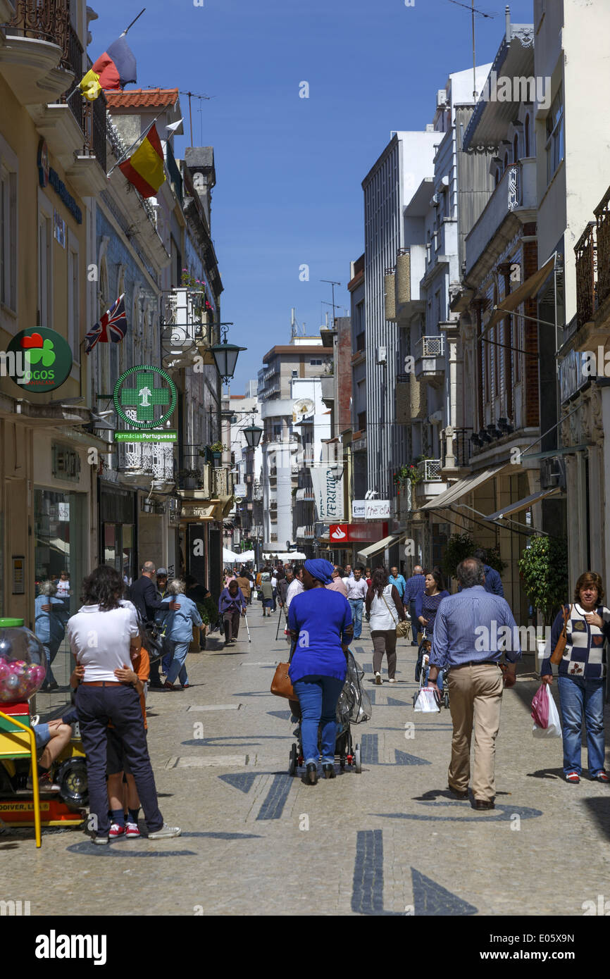Käufer in einer Fußgängerzone von Caldas da Rainha, Portugal Stockfoto