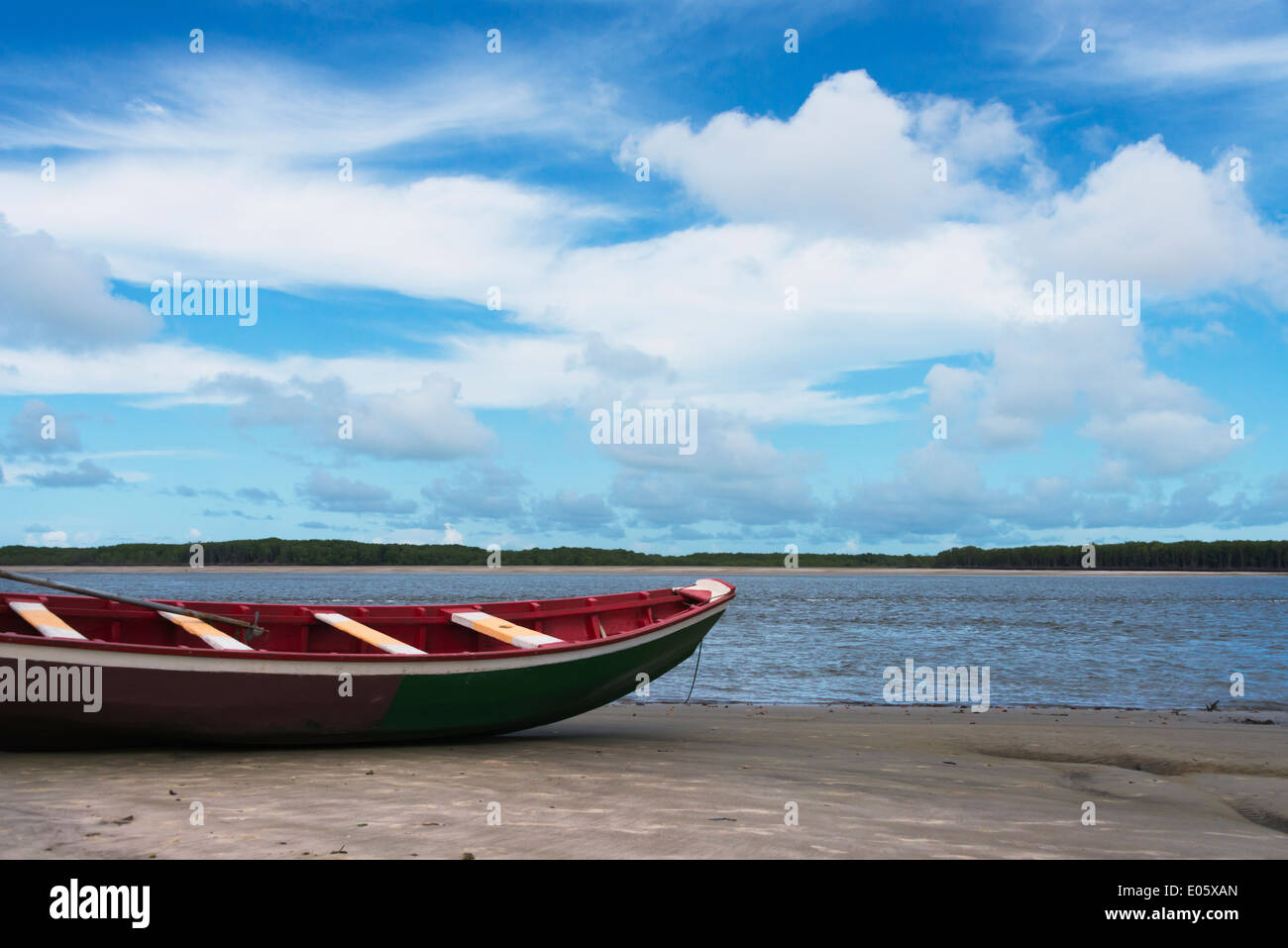 Boot am Strand entlang des Flusses Preguicas, Bundesstaat Maranhao, Brasilien Stockfoto