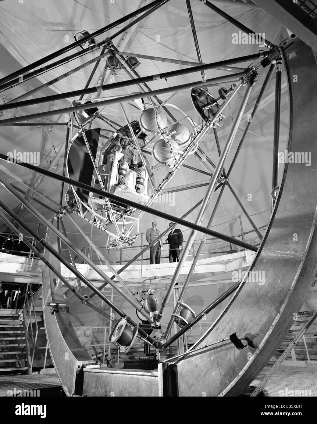 Das Projekt Mercury AWT Gimbaling Rig testete Raumfahrzeuge und Flugdynamik für das Mercury-Programm am Lewis Research Center und unterstützte damit die frühe Erforschung und Exploration der NASA im Bereich der menschlichen Raumfahrt. Stockfoto