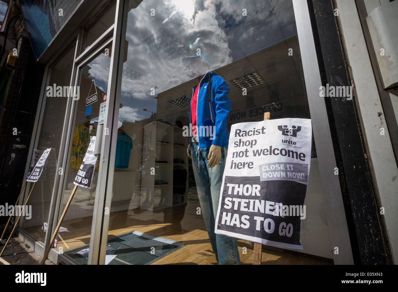 North Finchley, London, UK. 3. Mai 2014. Thor Steinar rechtsextremen Shop Protest von Antifaschisten in North London Credit: Guy Corbishley/Alamy Live News Stockfoto