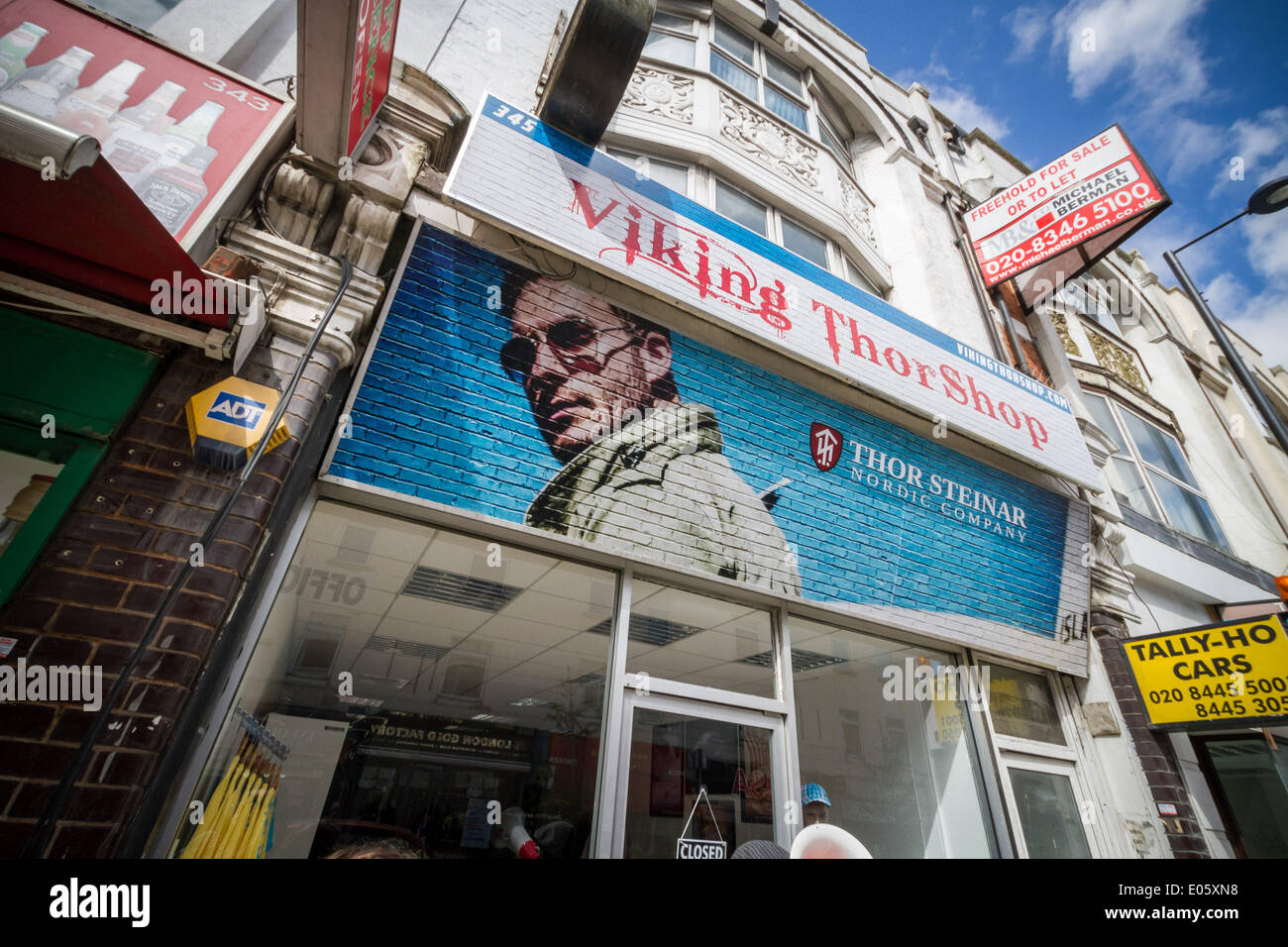 North Finchley, London, UK. 3. Mai 2014. Thor Steinar rechtsextremen Shop Protest von Antifaschisten in North London Credit: Guy Corbishley/Alamy Live News Stockfoto