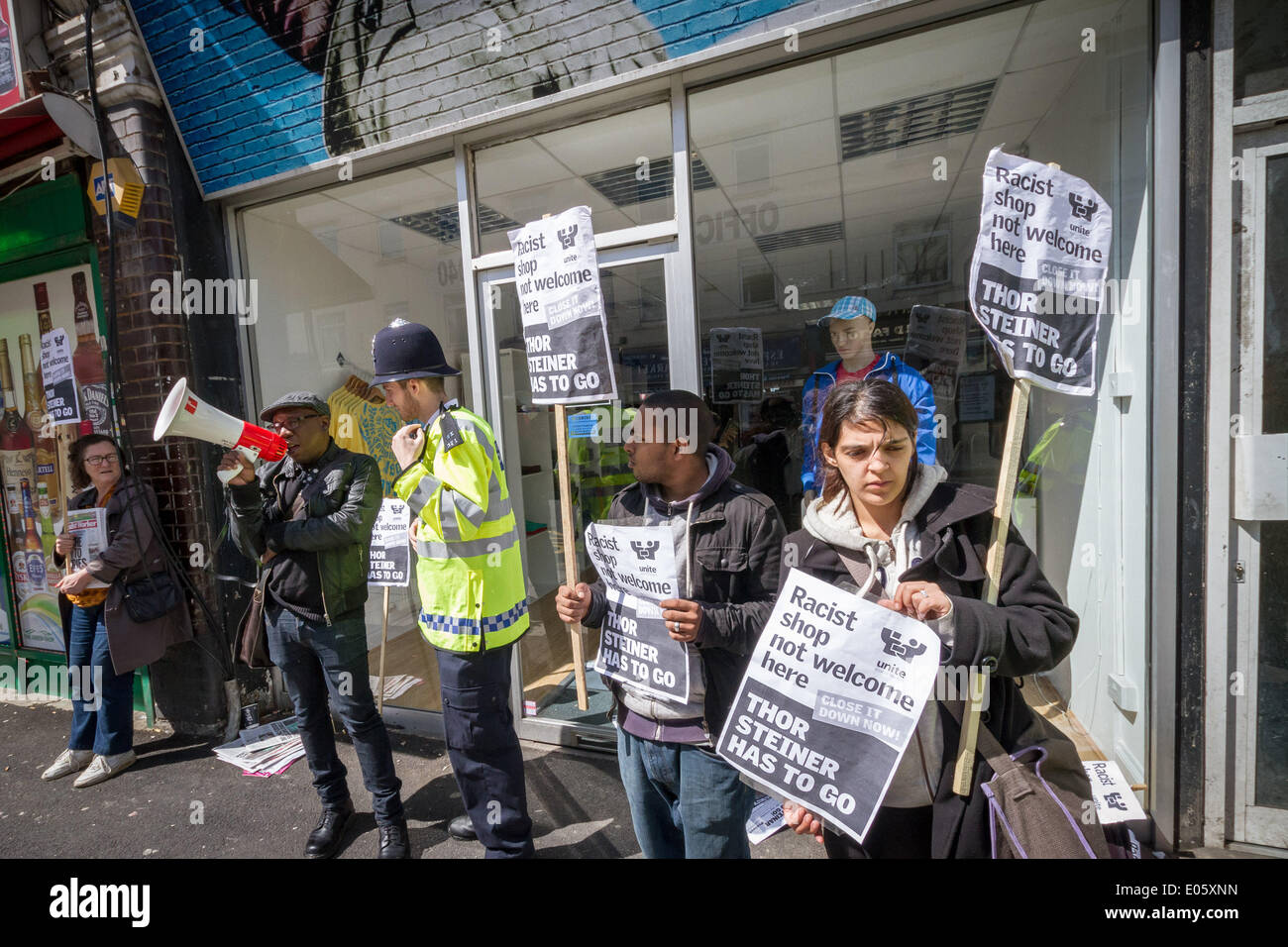 North Finchley, London, UK. 3. Mai 2014. Thor Steinar rechtsextremen Shop Protest von Antifaschisten in North London Credit: Guy Corbishley/Alamy Live News Stockfoto