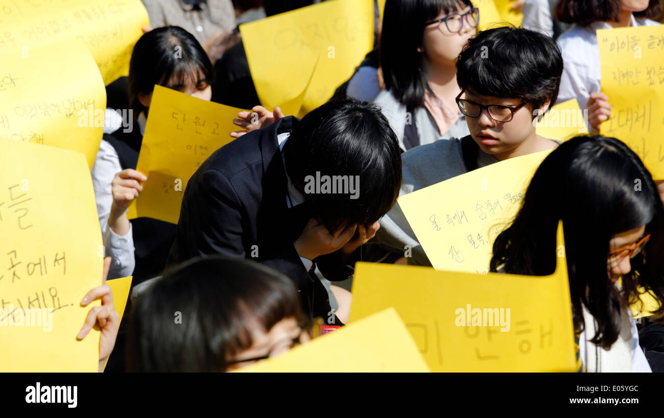 Seoul, Südkorea. 3. Mai 2014. Schüler nehmen an einem Protest gegen das, was sie darauf bestehen, lax Reaktion des President Park Geun-hyes Regierung nach der Fähre eingesunken war Sewol aus der südwestlichen Insel Jindo am 16. April 2014, an der Cheonggye Plaza, Seoul, Südkorea, auf Samstag, 3. Mai 2014 Gewässer. Demonstranten forderten Rücktritt von Präsident Park. Bildnachweis: Jaewon Lee/Alamy Live-Nachrichten Stockfoto