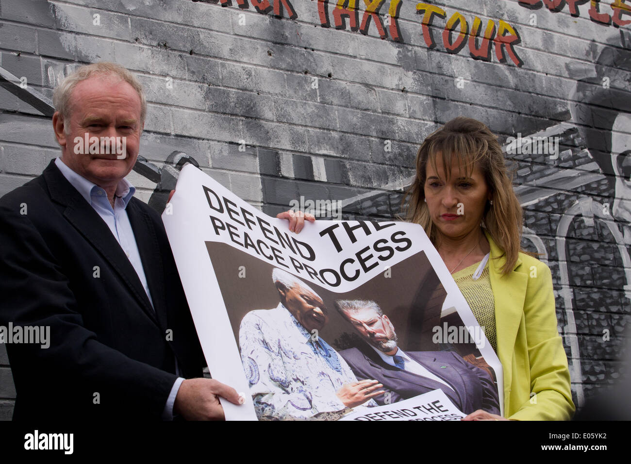 Divis Street, Belfast, Nordirland, Vereinigtes Königreich. 3. Mai 2014. Martin McGuinness und Martina Anderson halten einen "Verteidigt den Friedensprozess" Banner auf das neue Wandbild auf Divis Street, Belfast, gegen die anhaltende Inhaftierung von Herrn Adams Credit: Bonzo/Alamy Live News Stockfoto