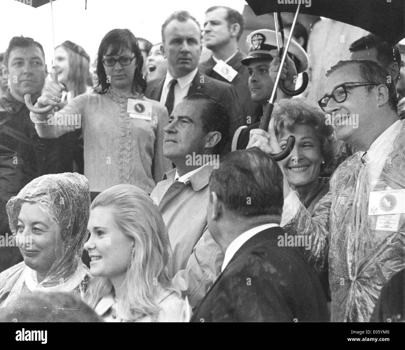 Präsident Richard Nixon und NASA-Administrator Thomas Paine nahmen am Start von Apollo 12 Teil und markierten einen wichtigen Meilenstein in der Weltraumforschung, Mondmissionen und der Geschichte des NASA-Programms. Stockfoto