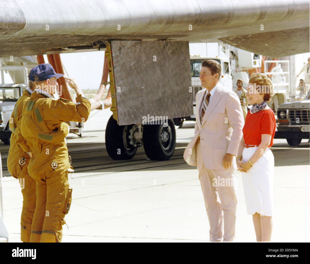 Mattingly und Hartsfield Salute Präsident Reagan Stockfoto