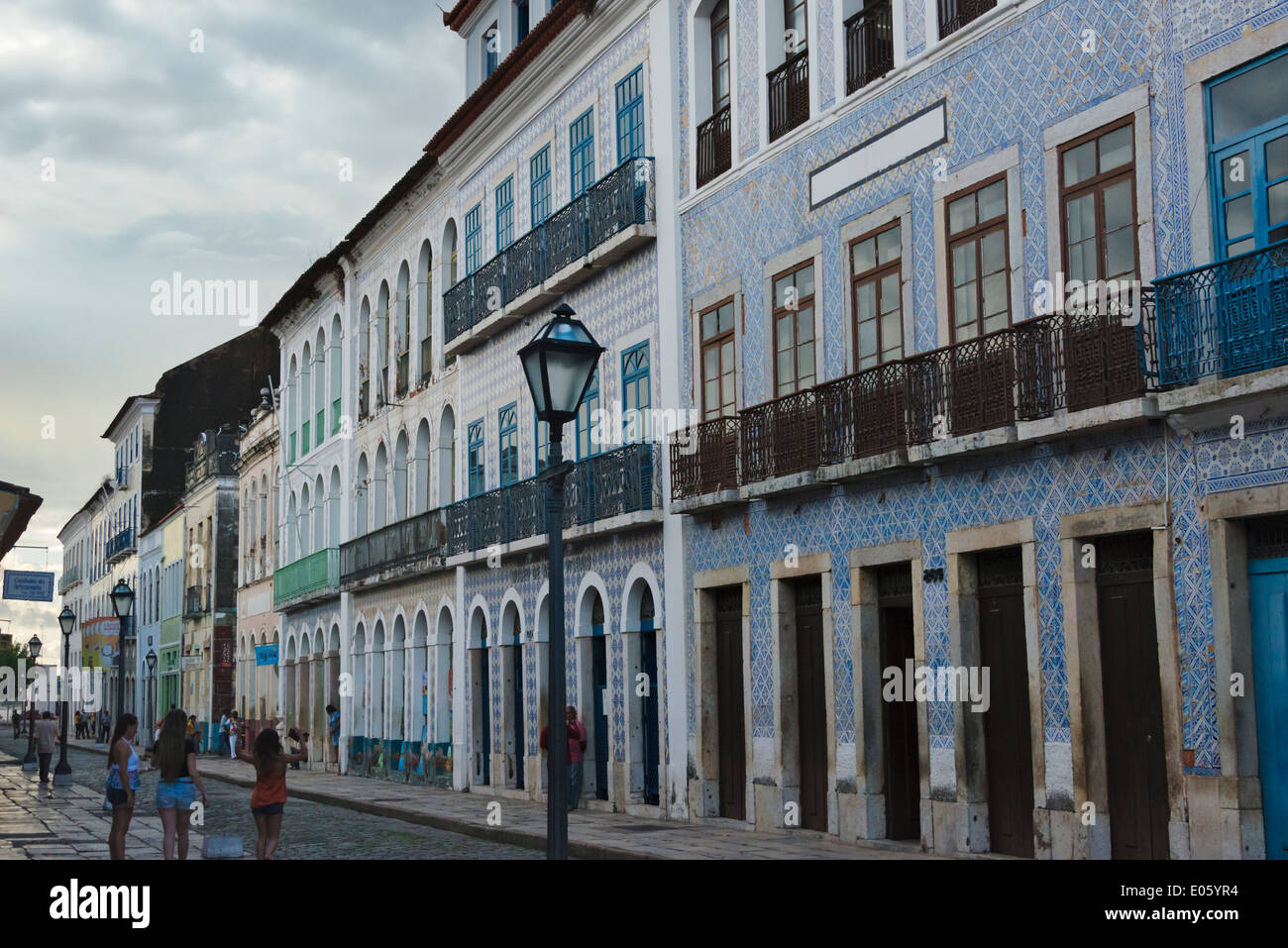 Gebäuden und gepflasterten Straße im historischen Zentrum von Sao Luis (UNESCO-Weltkulturerbe), Bundesstaat Maranhao, Brasilien Stockfoto