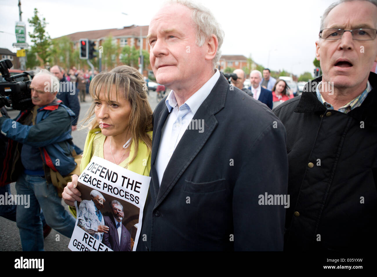 Divis Street, Belfast, 3. Mai 2014.Martina Anderson, Martin McGuinness und Gerry Kelly auf das neue Gerry Adams Wandbild auf Divis Street in Belfast. Der Protest ist über Herrn Adams Festnahme und anschließenden Inhaftierung in der Tötung von Jean McConville in 1972 Credit: Bonzo/Alamy Live News Stockfoto