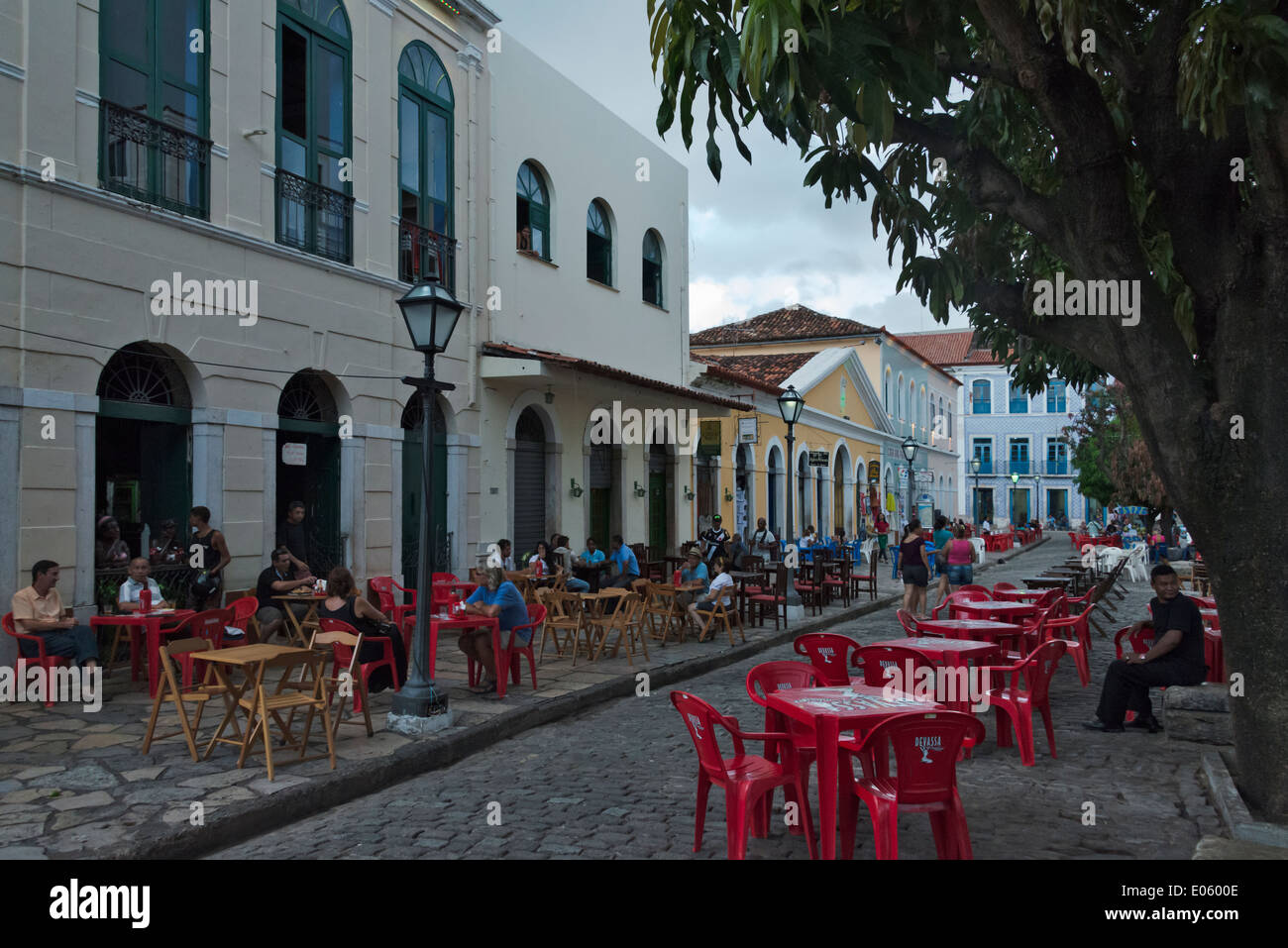 Bau- und gepflasterten Straße im historischen Zentrum von Sao Luis (UNESCO-Weltkulturerbe), Bundesstaat Maranhao, Brasilien Stockfoto