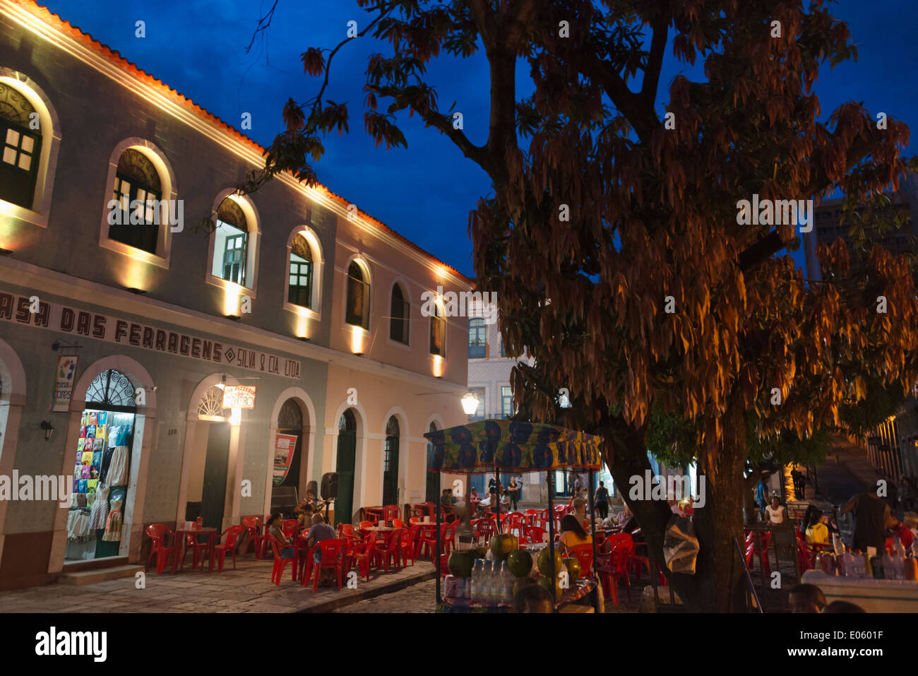 Bau- und gepflasterten Straße im historischen Zentrum von Sao Luis (UNESCO-Weltkulturerbe) in der Nacht, Bundesstaat Maranhao, Brasilien Stockfoto