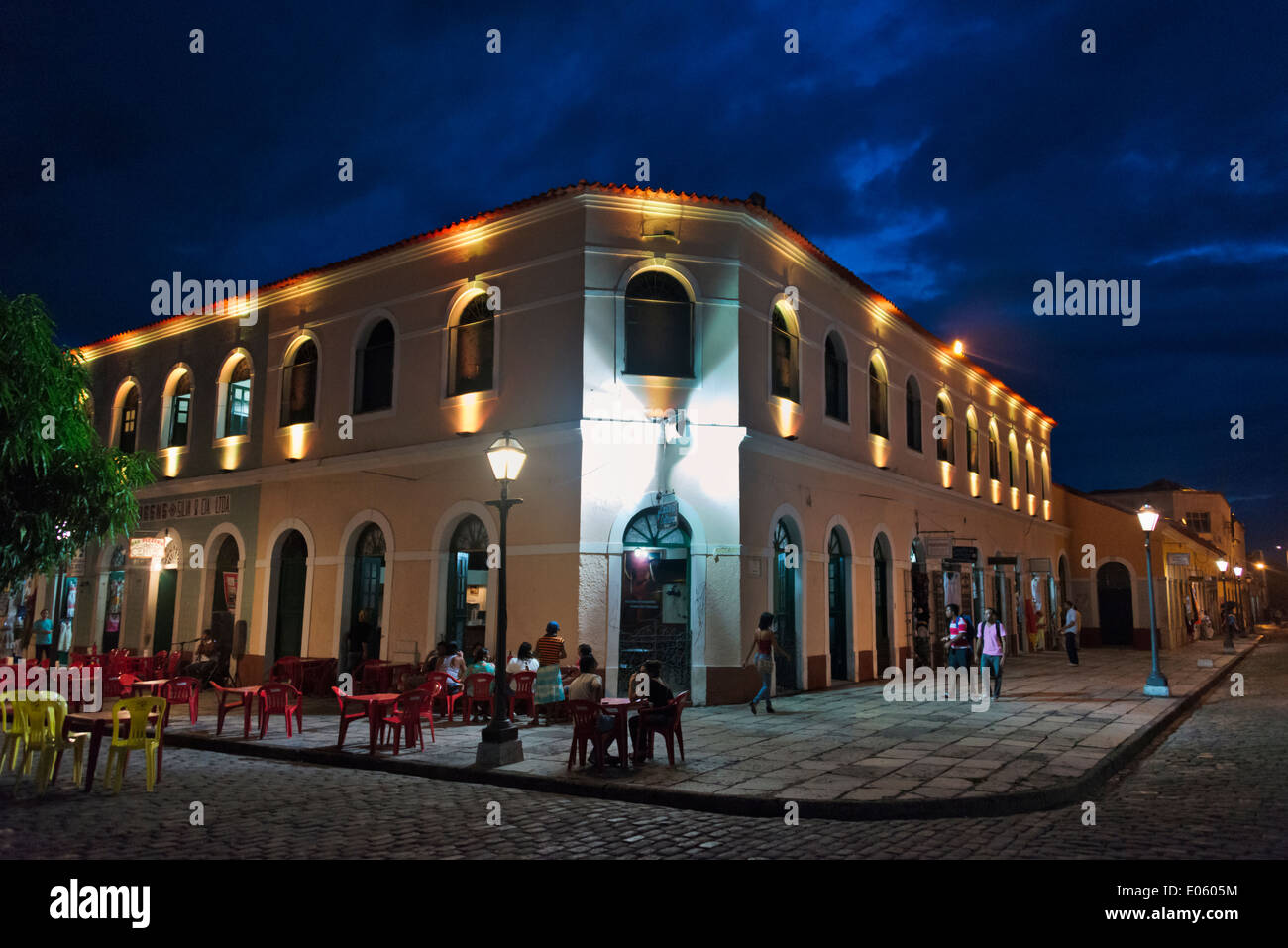 Bau- und gepflasterten Straße im historischen Zentrum von Sao Luis (UNESCO-Weltkulturerbe) in der Nacht, Bundesstaat Maranhao, Brasilien Stockfoto