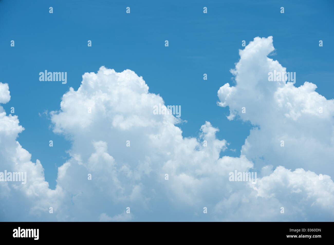 blaue Wolke im Himmel Stockfoto