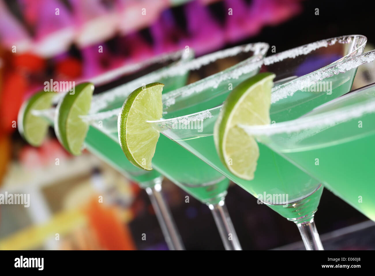 Grün-Martini-Cocktails in Gläsern in einer Bar oder einer party Stockfoto