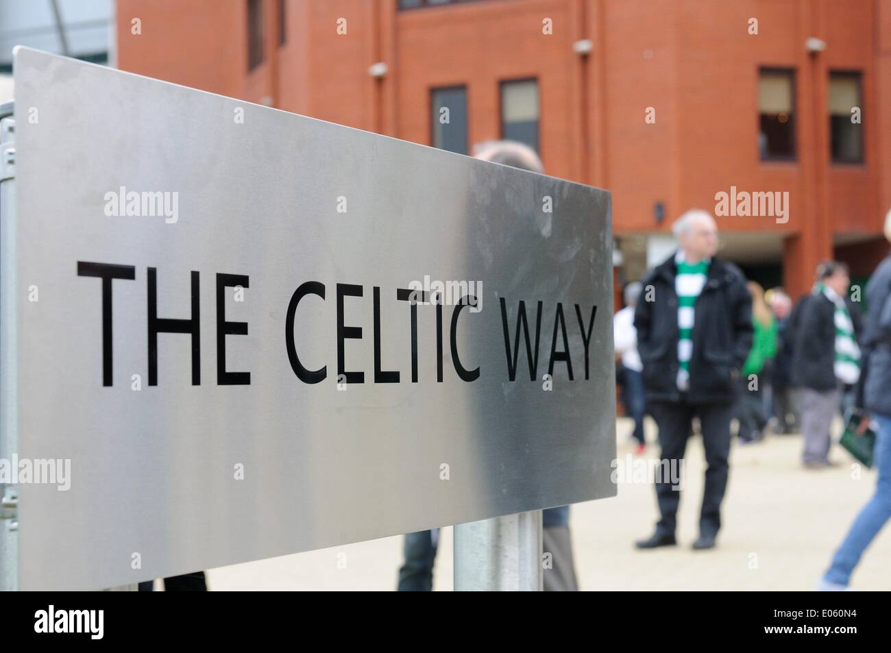 Glasgow, Schottland. 3. Mai 2014.  Celtic FC, Celtic-Fans auf der keltische Weg. Celtic-Fans testen Sie den neuen Gehweg bis zum Stadion, die von vergangenen keltischen Kapitän Billy McNeil heute offiziell eröffnet wurde. Stockfoto