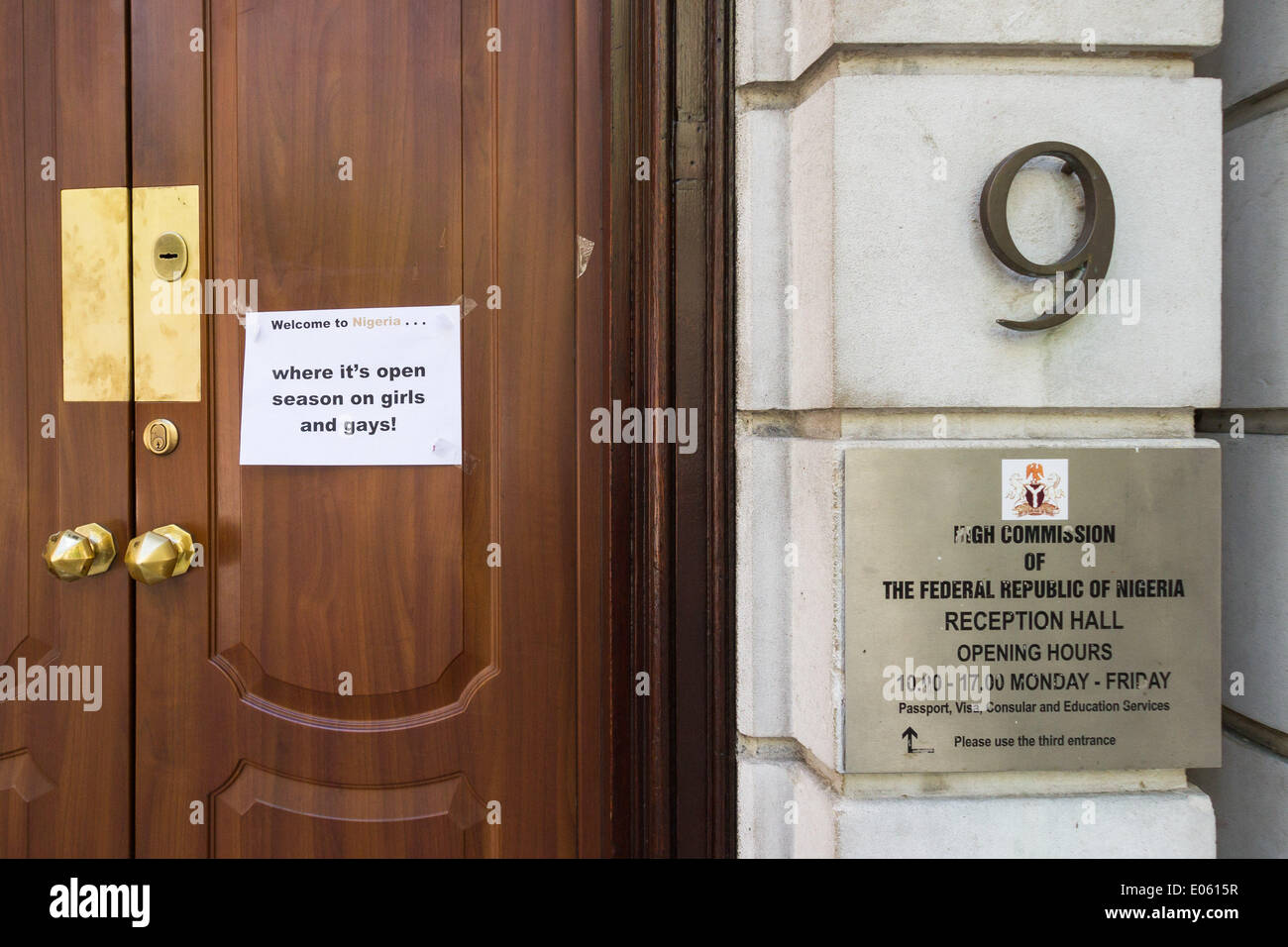 Schilder, die sowohl die nigerianische Regierung als auch die terroristische Organisation ‘Boko Haram’ kritisieren, die von Demonstranten vor der nigerianischen Botschaft in London aufgestellt wurde. In der Nacht vom 14. Auf den 15. April 2014 wurden 276 überwiegend christliche Schülerinnen aus der Sekundarschule in der Stadt Chibok im Bundesstaat Borno, Nigeria, entführt. Stockfoto