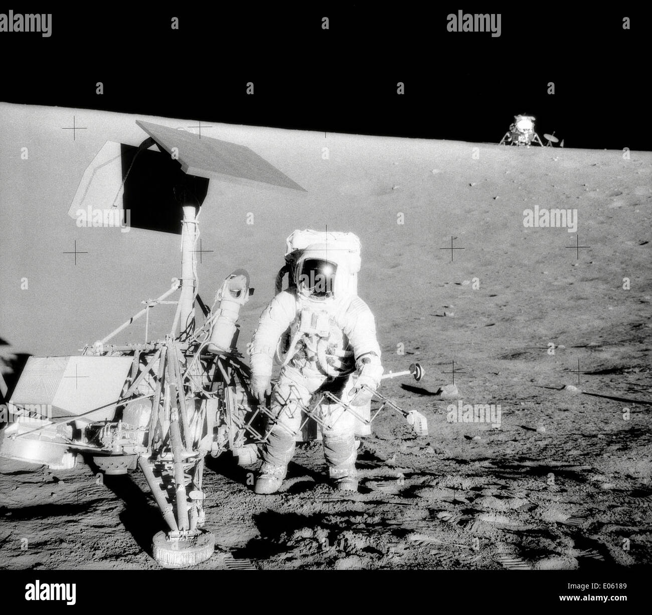Apollo 12 Astronaut Pete Conrad steht in der Nähe von Surveyor 3 auf dem Mondmeer der Stürme. Dieses ikonische Foto hat den Moment der zweiten erfolgreichen Mondlandung der Monderkundung aufgenommen und dazu beigetragen, die Mondoberfläche zu verstehen. Stockfoto