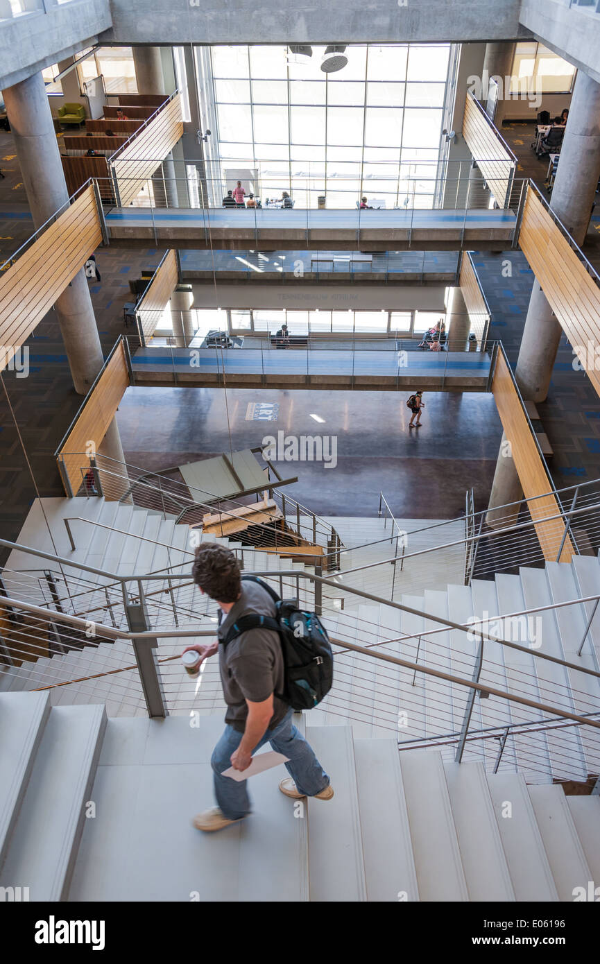 Innenansicht des Clough Student Learning Commons, ein Treffpunkt auf dem Campus der Georgia Tech in Atlanta, Georgia. Stockfoto