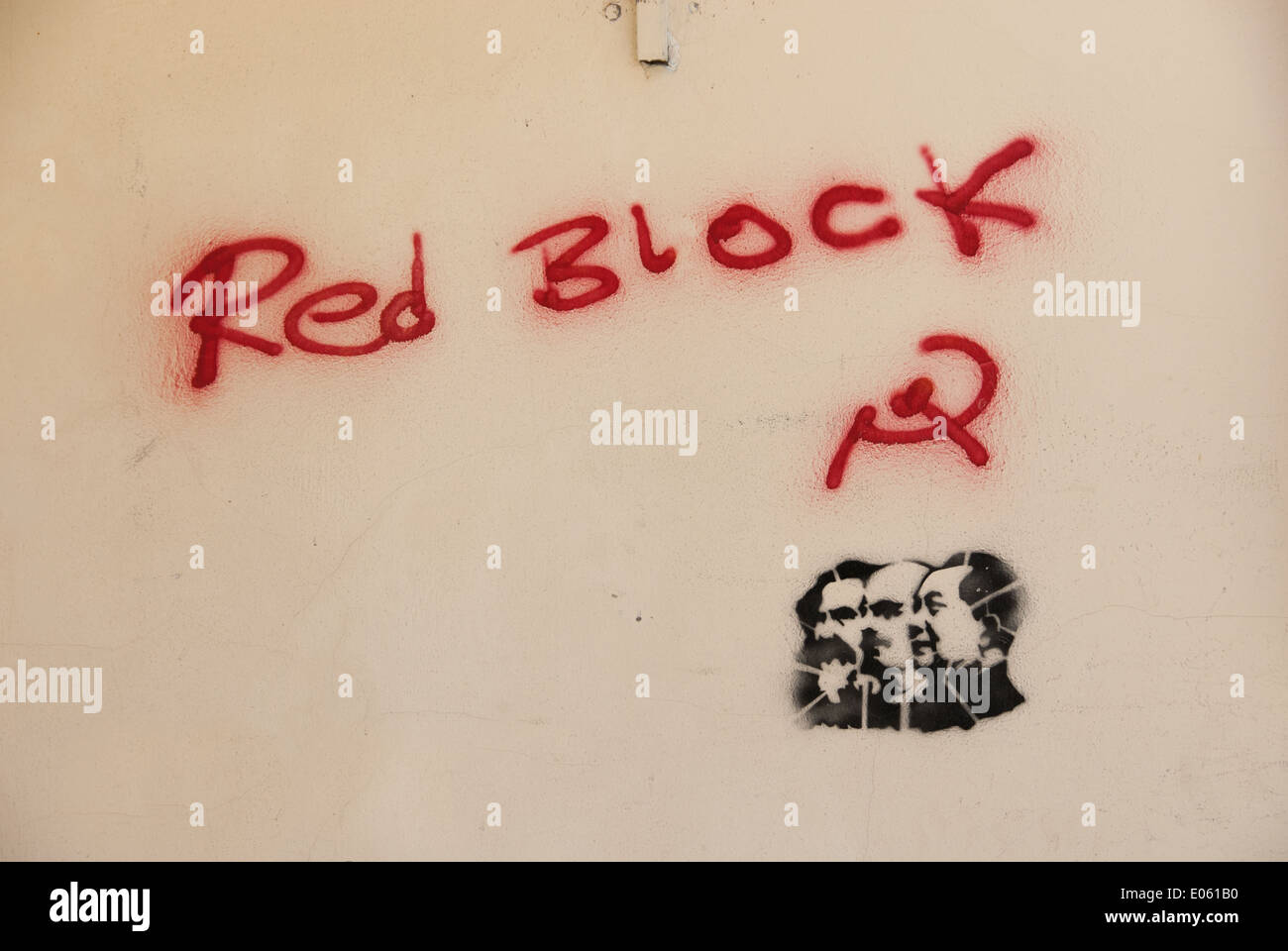 Politische Graffiti und Schablone in rot und schwarz auf braun Lichtwand Stockfoto