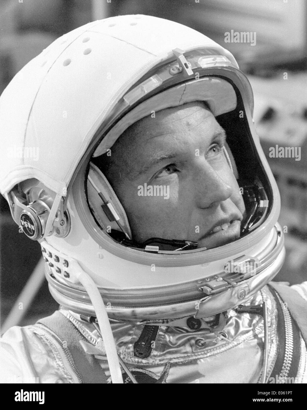 Der Astronaut Gordon Cooper, der einen Helm und einen Druckanzug trug, nahm an der MA-9-Mission unter dem Projekt Mercury Teil und trug zur Entwicklung der Fähigkeiten und Operationen in der frühen US-Raumfahrt bei. Stockfoto