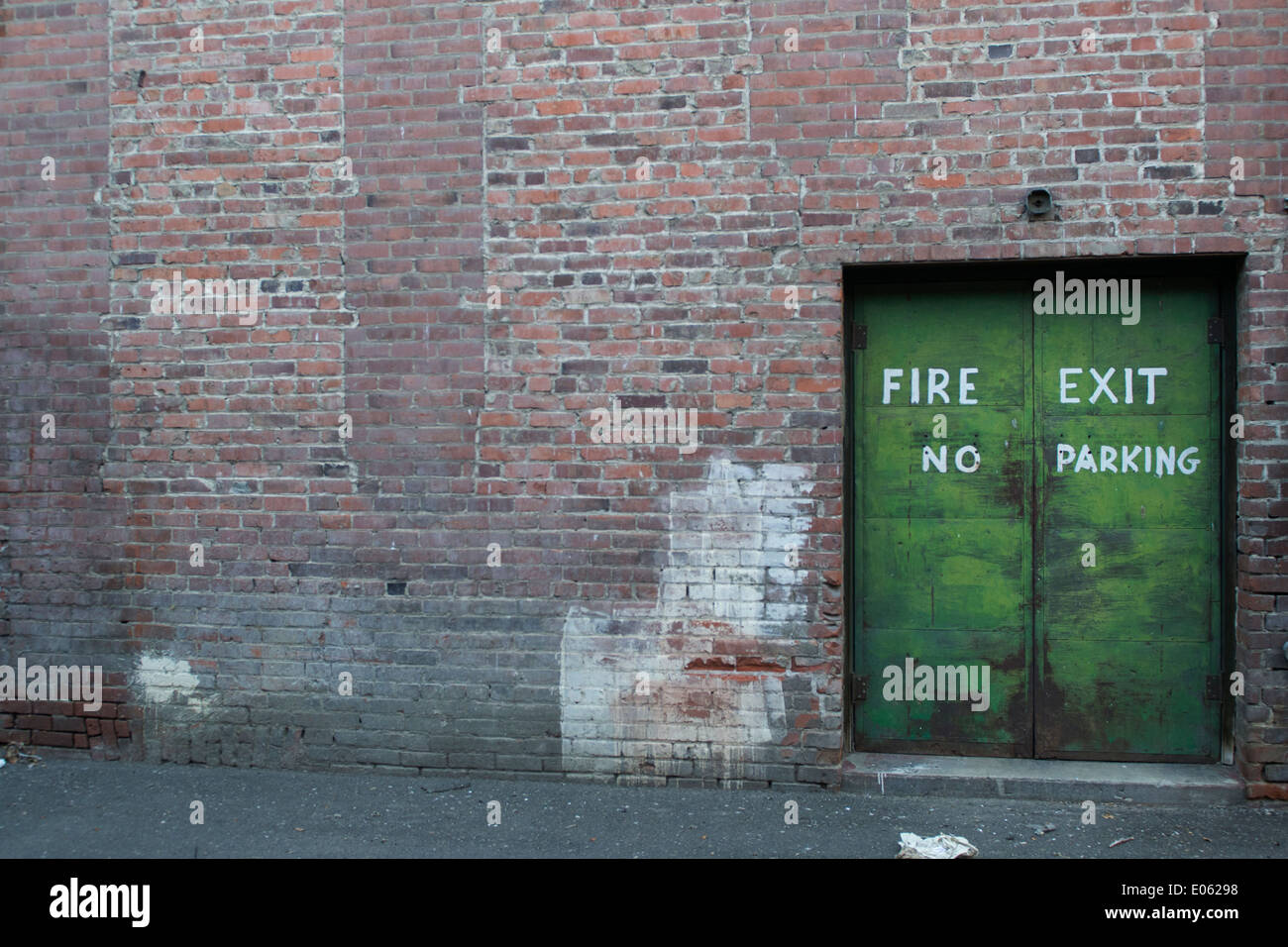 Feuer zu beenden, keine Parkplatz-Eingang in einem Backsteingebäude auf eine Gasse Stockfoto