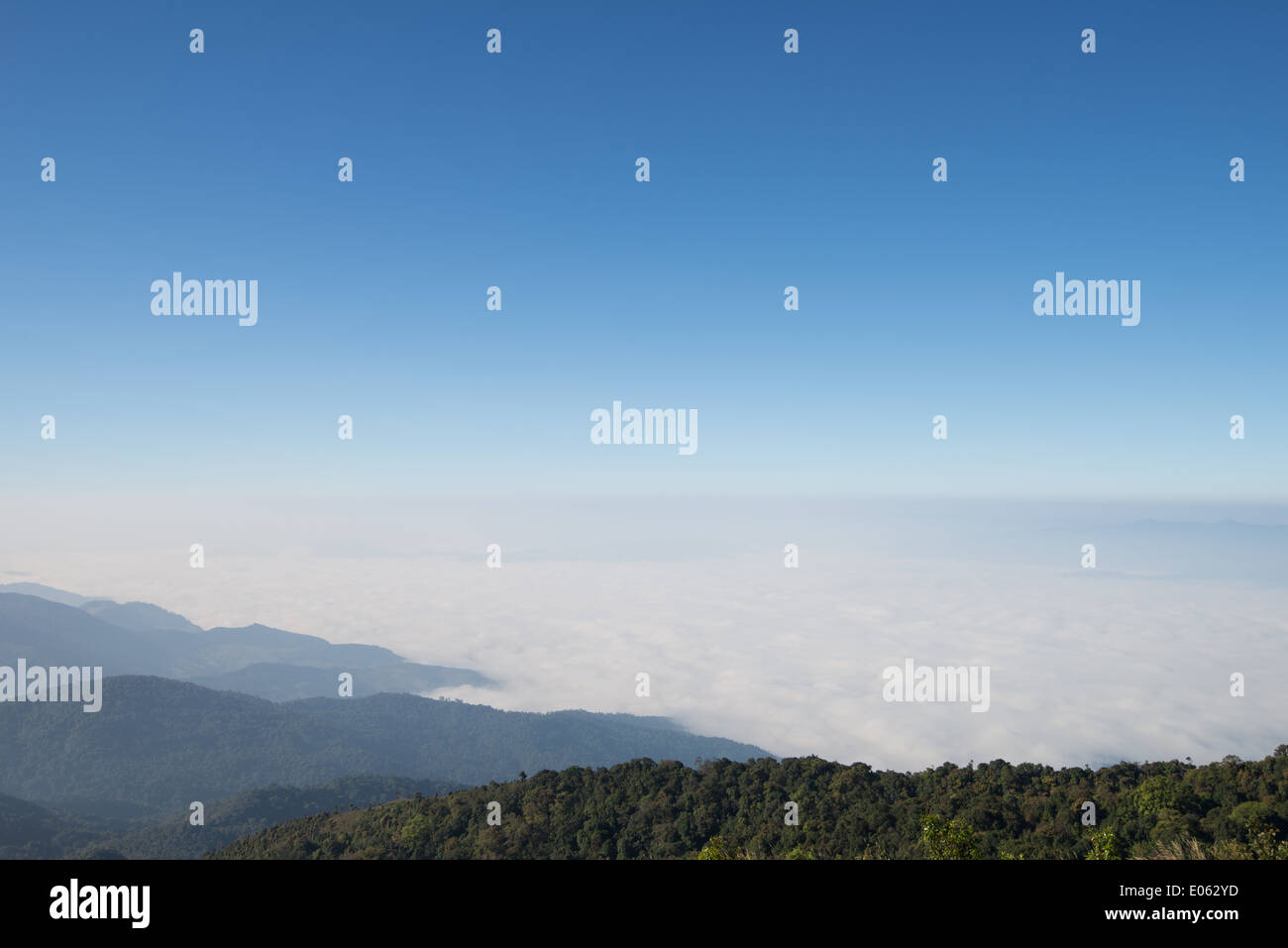 über dem Berg mit Nebel Stockfoto