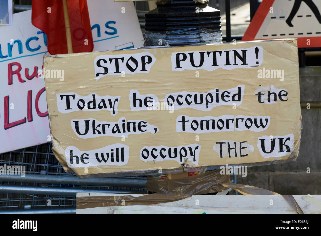 Protest außerhalb Downing Street für die Regierung zum Handeln gegen Präsident Puttin Invasion der Ukraine Stockfoto