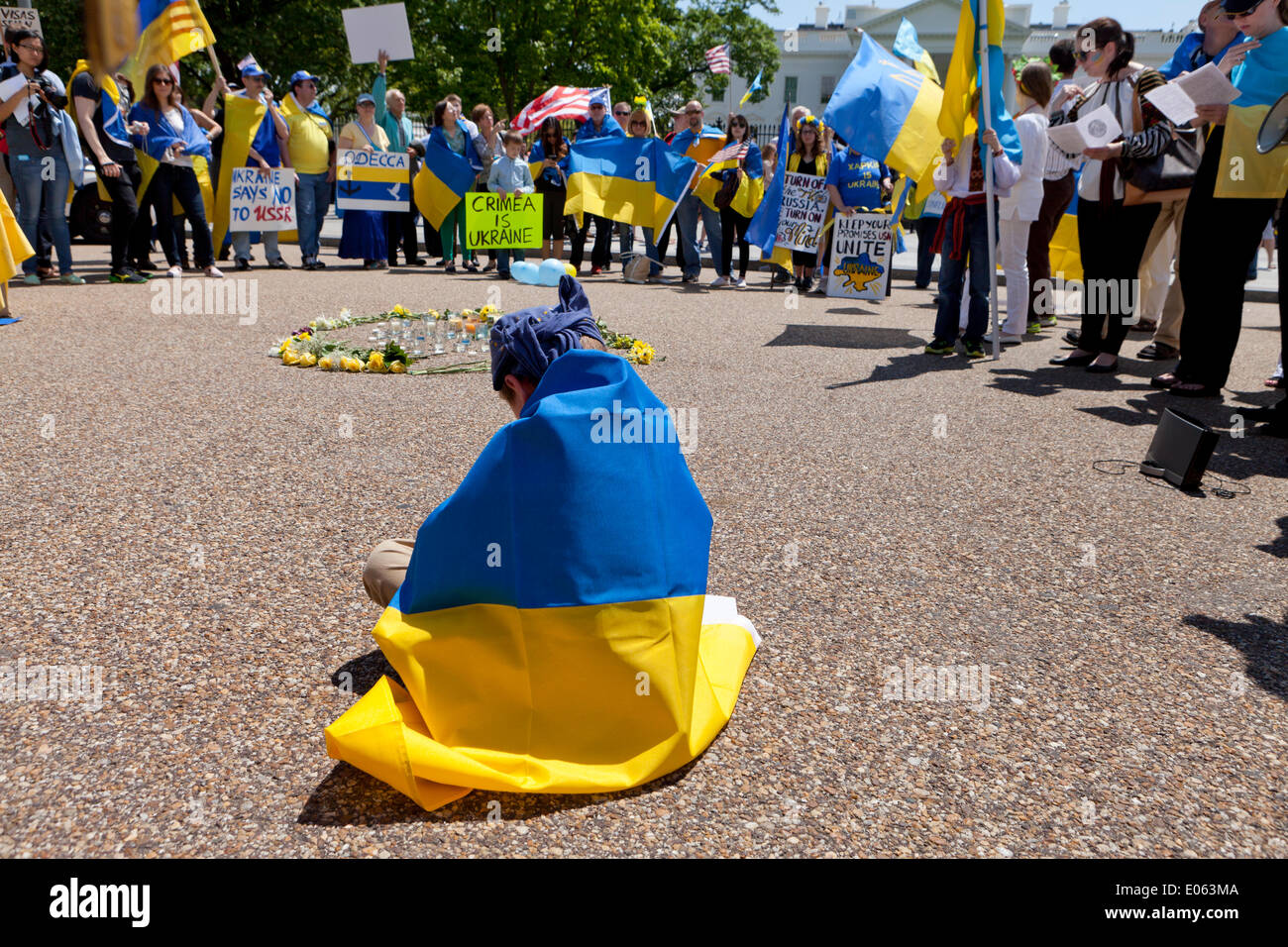 Washington DC, USA. 3. Mai 2014. Hunderte von Ukraine Fans versammeln sich vor dem weißen Haus, drängen Obama härtere Maßnahmen gegen Putin. Bildnachweis: B Christopher/Alamy Live-Nachrichten Stockfoto