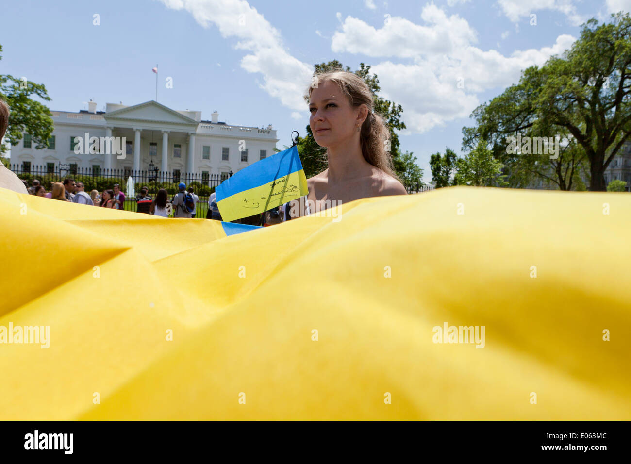 Washington DC, USA. 3. Mai 2014. Hunderte von Ukraine Fans versammeln sich vor dem weißen Haus, drängen Obama härtere Maßnahmen gegen Putin. Bildnachweis: B Christopher/Alamy Live-Nachrichten Stockfoto