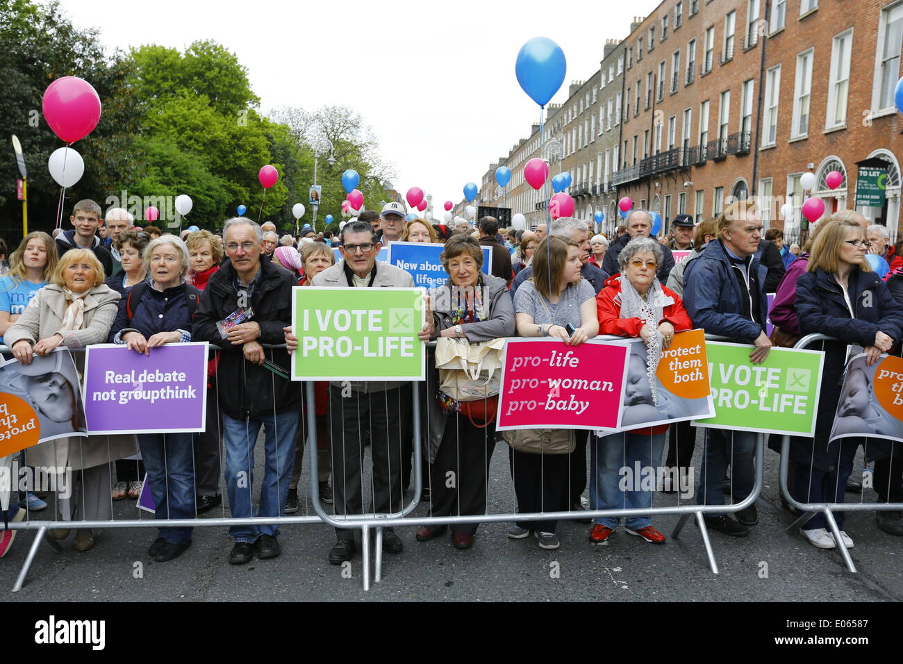 Dublin, Irland. 3. Mai 2014. Pro-Life-Aktivisten sind mit Anti-Abtreibungs-Poster bei der "nationalen Mahnwache für das Leben" abgebildet. Tausende kamen für die "nationale Mahnwache für das Leben" in Dublins Merrion Square Politiker fordern eine Aufhebung der Schutz des Lebens während der Schwangerschaft Bill 2013 die Abtreibung in Irland unter bestimmten Umständen erlaubt. Stockfoto