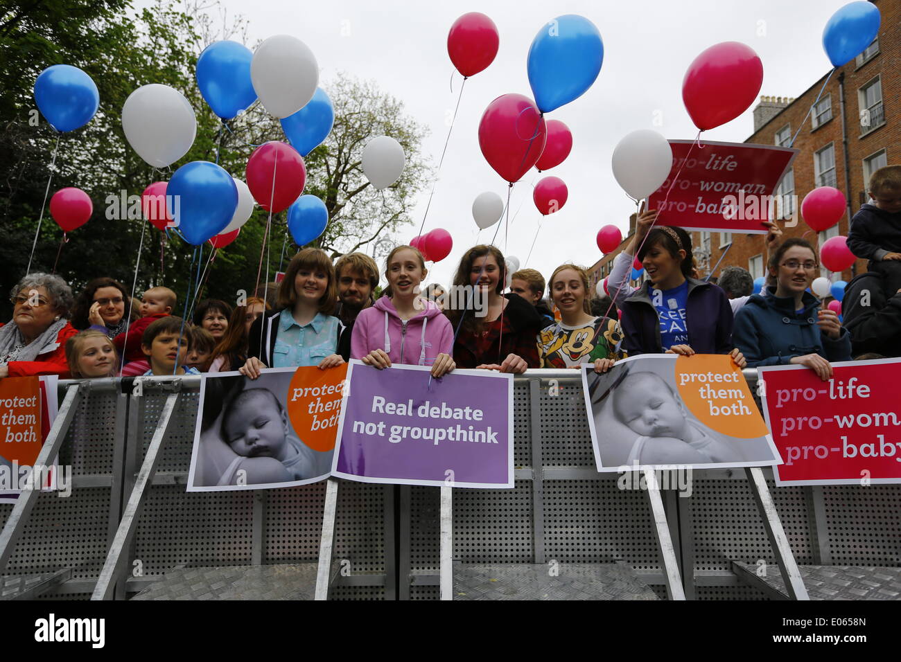 Dublin, Irland. 3. Mai 2014. Pro-Life-Aktivisten sind mit Anti-Abtreibungs-Poster bei der "nationalen Mahnwache für das Leben" abgebildet.  Tausende kamen für die "nationale Mahnwache für das Leben" in Dublins Merrion Square Politiker fordern eine Aufhebung der Schutz des Lebens während der Schwangerschaft Bill 2013 die Abtreibung in Irland unter bestimmten Umständen erlaubt. Stockfoto