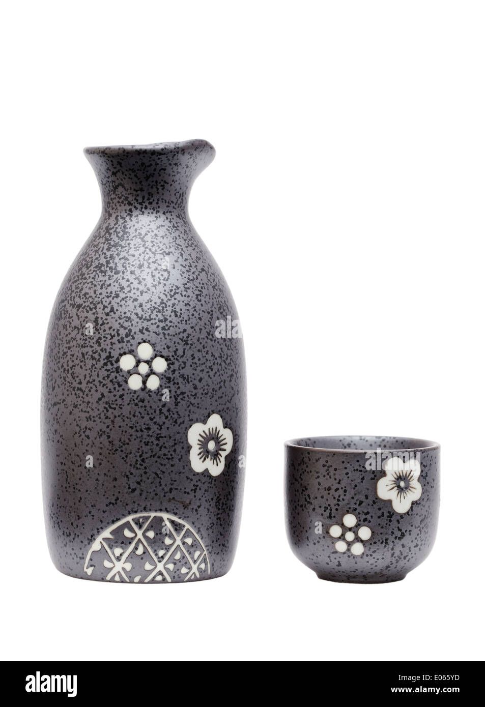japanischer Sake-Flasche und Becher Stockfoto
