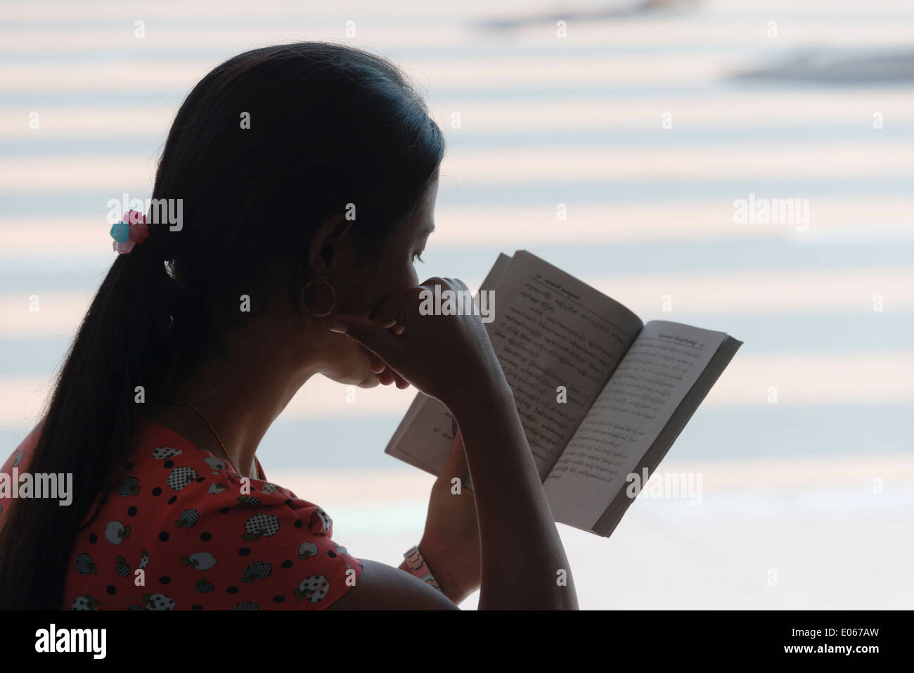 Mädchen, die ein Buch lesen, Yangon, Myanmar Stockfoto
