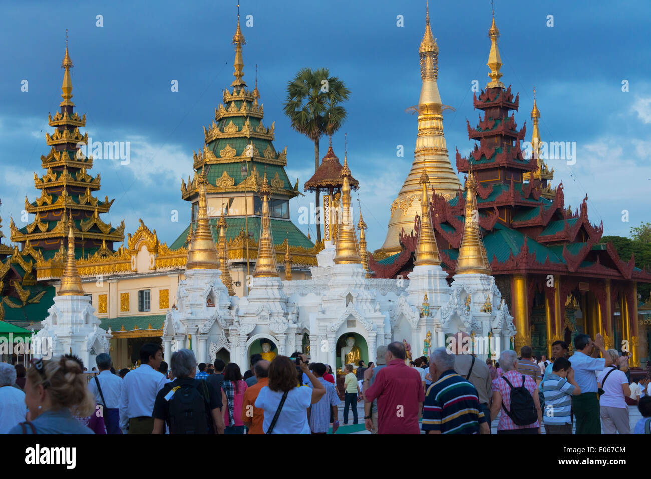 Pilger am Shwedagon Pagode in Yangon, Myanmar Stockfoto