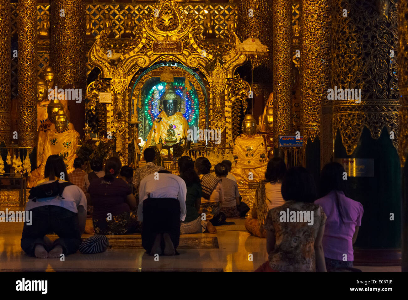 Pilger verehren Shwedagon Pagode, Yangon, Myanmar Stockfoto