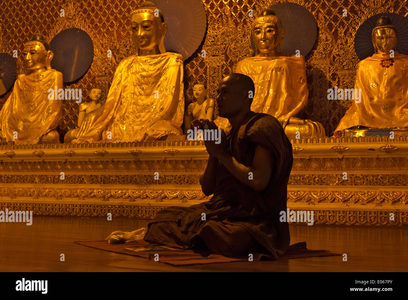 Mönch beten an der Shwedagon-Pagode, Yangon, Myanmar Stockfoto