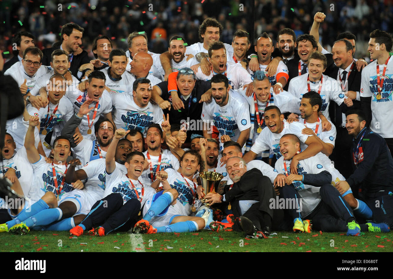 Rom, Italien. 3. Mai 2014. Spieler von Napoli stellen mit der Trophäe nach dem Endspiel gegen Florentina an den italienischen Pokal in Rom, Italien, 3. Mai 2014. Napoli gewann 3: 1 um den Champion zu beanspruchen. © Alberto Lingria/Xinhua/Alamy Live-Nachrichten Stockfoto