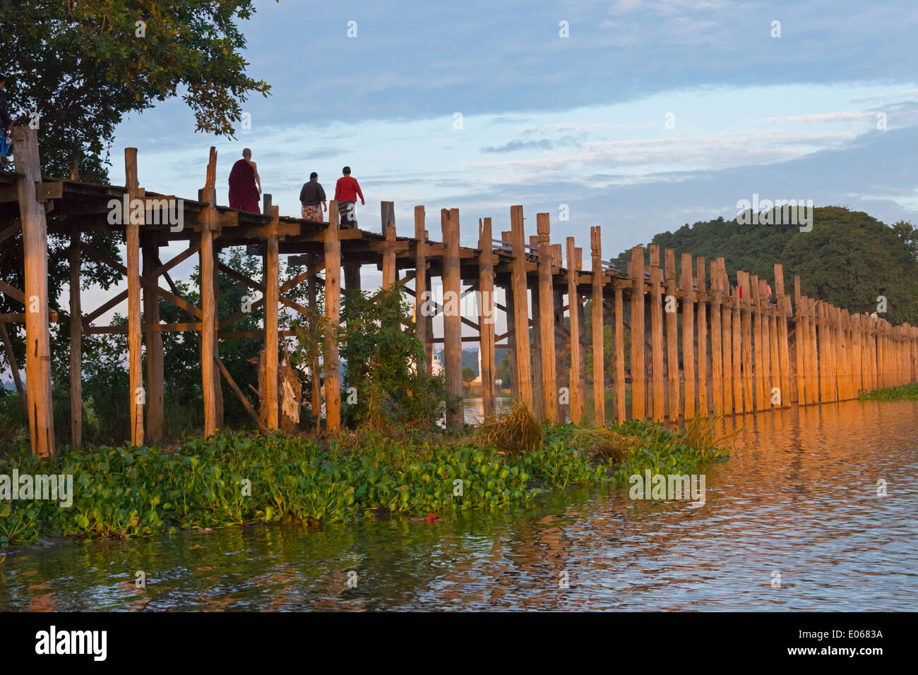 U Bein Brücke auf Taungthaman-See bei Sonnenaufgang, Amarapura, Mandalay, Myanmar Stockfoto
