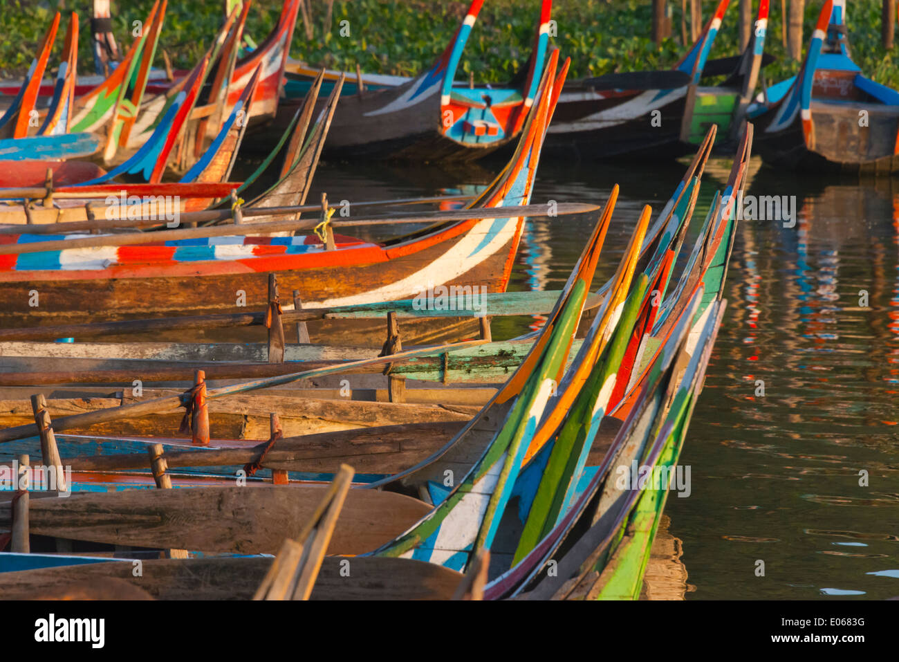 Bunte Kanus auf Taungthaman-See bei Sonnenaufgang, Amarapura, Mandalay, Myanmar Stockfoto