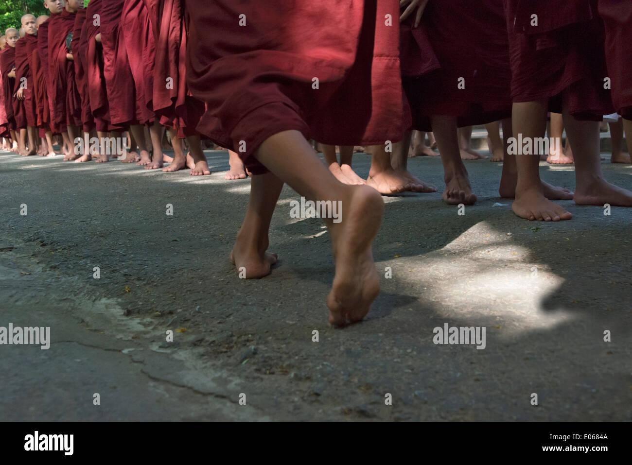 Mönche, die Schlange für die Morgenmahlzeit, Mahagandayon Kloster, Mandalay, Myanmar Stockfoto