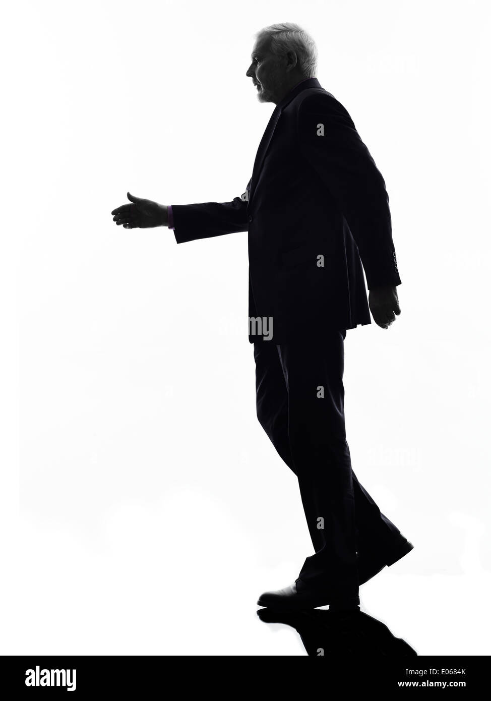 Eine kaukasische Senior Business Mann zu Fuß Handshake Silhouette weißer Hintergrund Stockfoto