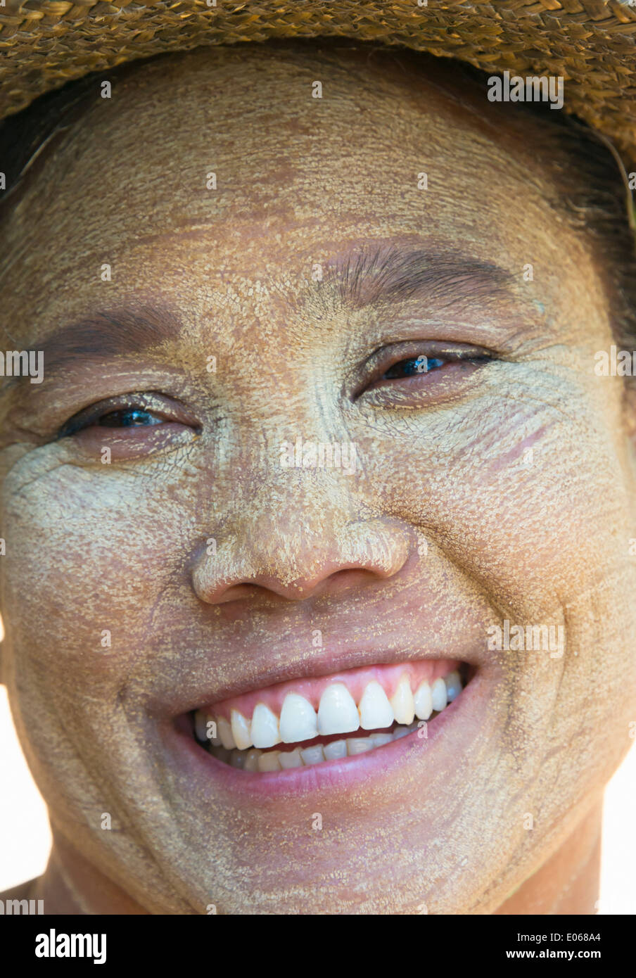 Gesicht der Frau angewendet mit Thanaka (Thanakha), eine gelblich-weiße kosmetische Paste aus Boden Rinde, Mingun, Myanmar Stockfoto