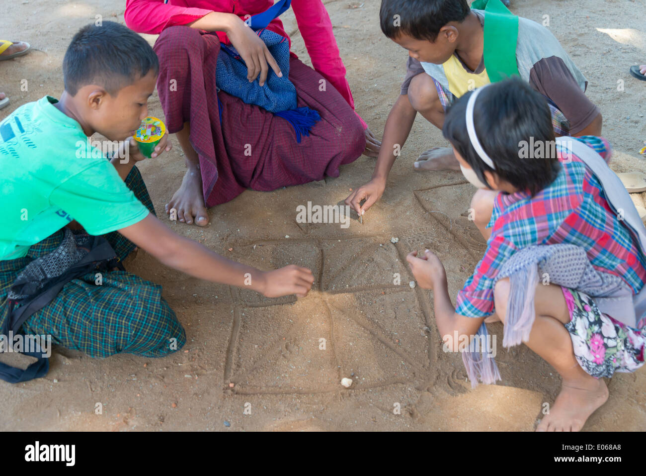 Kinder spielen Brettspiel auf Schmutz, Mingun, Myanmar Stockfoto
