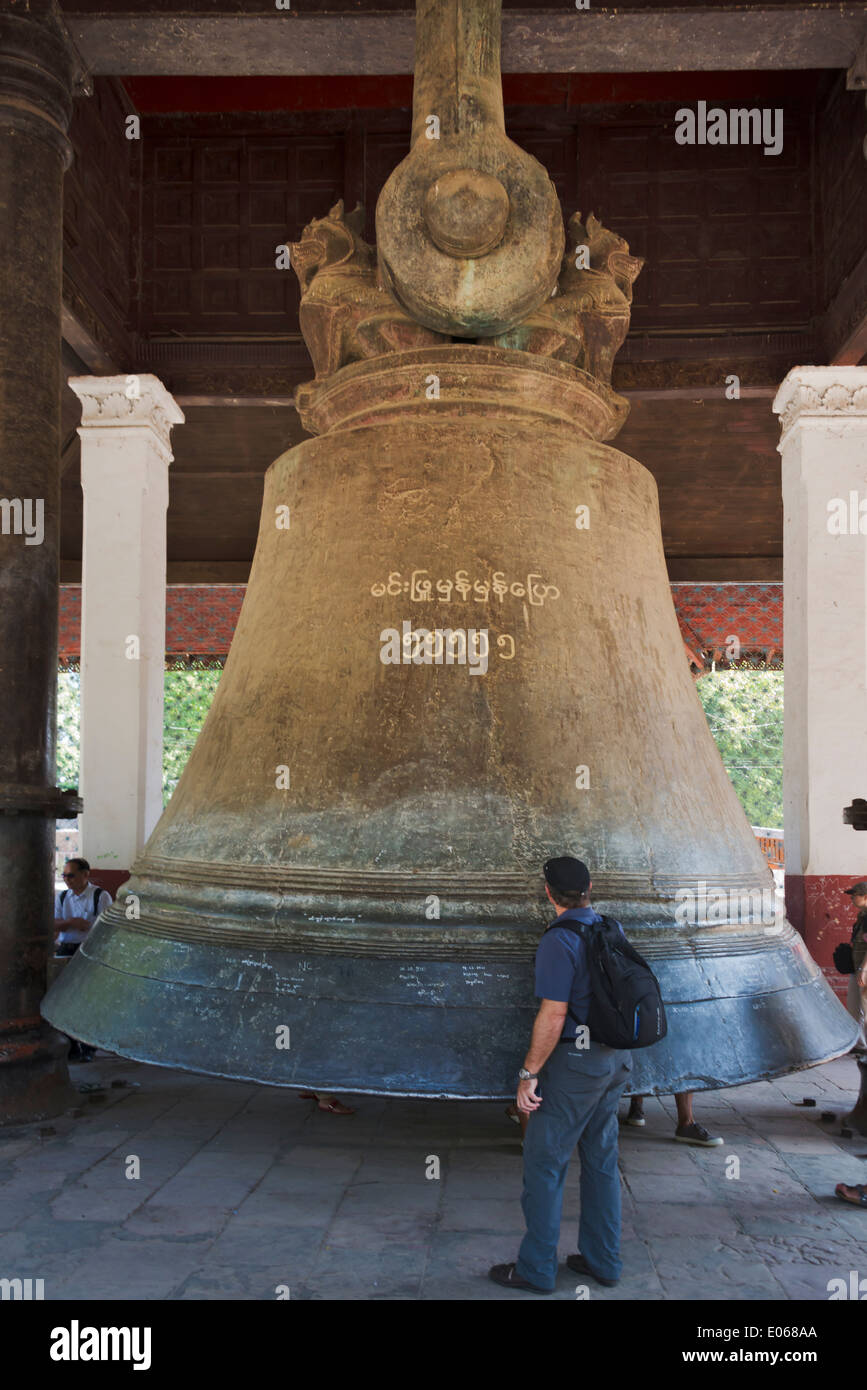 Touristischen beobachten Mingun Bell, Mingun, Myanmar Stockfoto